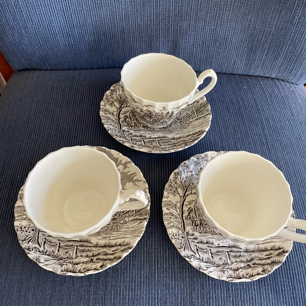 6 Teacups & Saucers - Picture 3 of 5